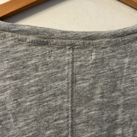 LABEL+thread Large Graphic Rebel V-neck Grey T-shirt with Stars detail - Picture 7 of 7